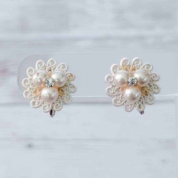 Vintage Screw Back Earrings Lace Like Pattern with Faux Pearls & Clear Gem - Picture 1 of 7